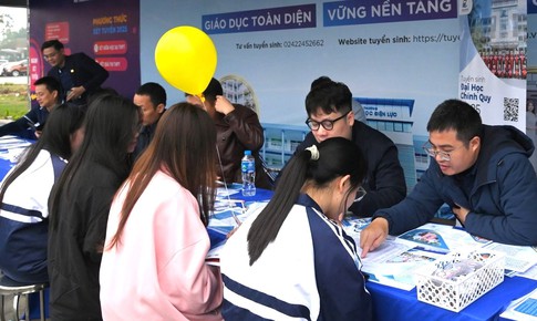 Nhìn lại mùa tuyển sinh đại học 2025 với nhiều ngành học 'nóng' điểm chuẩn chạm mốc kịch trần