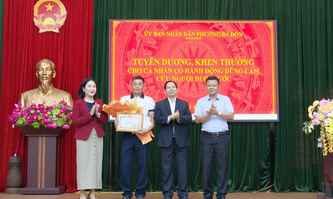 Người đ&#224;n &#244;ng d&#249;ng tiền thưởng khi cứu người để ủng hộ v&#249;ng lũ