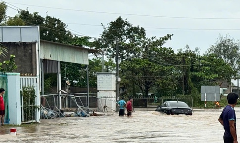 Nước lũ d&#226;ng hơn 2 m&#233;t, chia cắt Quốc lộ 1 v&#224; cuốn tr&#244;i t&#224;u thuyền ở L&#226;m Đồng