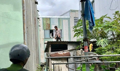 Khống chế đối tượng c&#243; h&#224;nh động nguy hiểm tr&#234;n m&#225;i nh&#224;