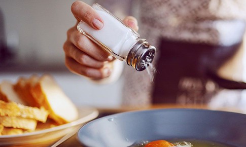 5 c&#225;ch đơn giản để giảm ti&#234;u thụ muối, bảo vệ tim mạch