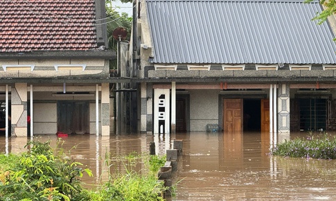 L&#226;m Đồng hỗ trợ 120 triệu đồng cho hộ gia đ&#236;nh c&#243; nh&#224; bị sập, đổ do mưa lũ