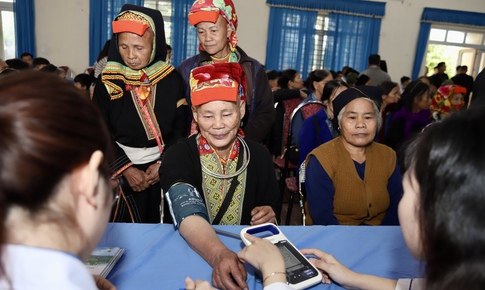 Kh&#225;m bệnh miễn ph&#237; v&#224; trao qu&#224; cho h&#224;ng trăm người d&#226;n x&#227; Nghinh Tường, Th&#225;i Nguy&#234;n sau lũ