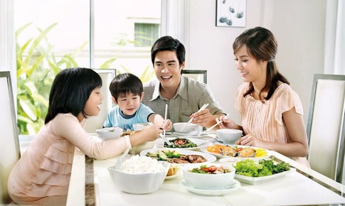 Bữa cơm gia đ&#236;nh liệu c&#243; c&#242;n hấp dẫn con trẻ trong thời đại đồ ăn nhanh?