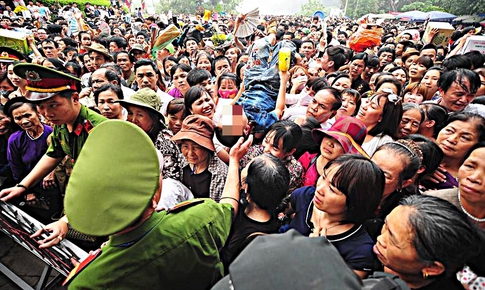 C&#244;ng an cảnh b&#225;o nguy hiểm v&#224; khuyến c&#225;o người d&#226;n khi đứng giữa đ&#225;m đ&#244;ng