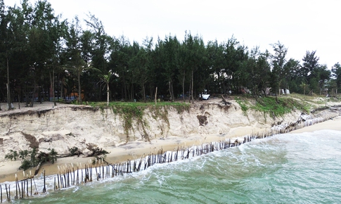 Cận cảnh bờ biển bị s&#243;ng dữ x&#233; toạc, đe dọa &#39;nuốt&#39; h&#224;ng loạt c&#244;ng tr&#236;nh