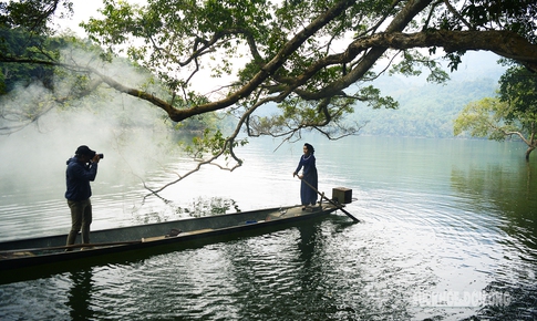 Rừng cổ thụ &#39;kho&#225;c &#225;o mới&#39; b&#234;n hồ nước ngọt đẹp nhất thế giới
