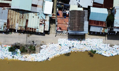 Cả l&#224;ng chạy đua với thời gian, gi&#224;nh từng m&#233;t đất trước &#39;h&#224; b&#225;&#39;