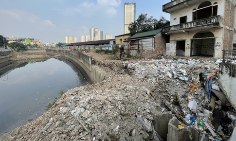 Dự &#225;n cứng h&#243;a k&#234;nh La Kh&#234;, H&#224; Nội thi c&#244;ng kh&#244;ng che chắn g&#226;y bụi v&#224; &#244; nhiễm