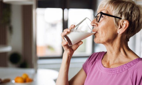 Người gi&#224; uống sữa thế n&#224;o để vừa khỏe, vừa ngủ ngon?