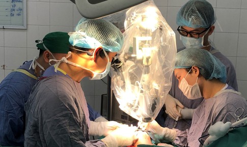 Lần đầu ti&#234;n b&#225;c sĩ Việt Nam vi phẫu thuật th&#224;nh c&#244;ng &#39;cứu&#39; ng&#243;n tay bệnh nh&#226;n đứt rời sau 25 giờ