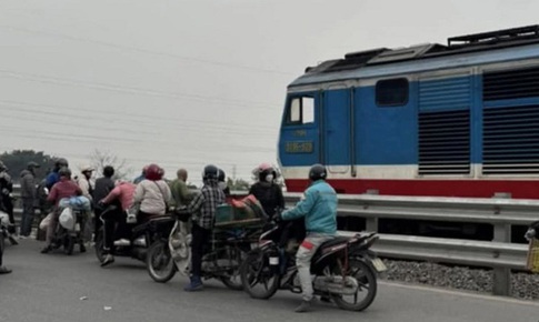 Một phụ nữ tử vong sau va chạm với t&#224;u hỏa, nghi do mải nghe điện thoại