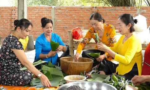 Độc đ&#225;o lấy l&#225; c&#226;y để &#39;giao dịch&#39; h&#224;ng h&#243;a tại phi&#234;n chợ l&#225; ở T&#226;y Ninh