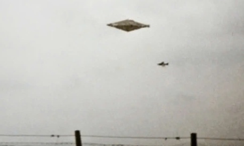 B&#237; ẩn đằng sau bức ảnh UFO nổi tiếng nhất lịch sử