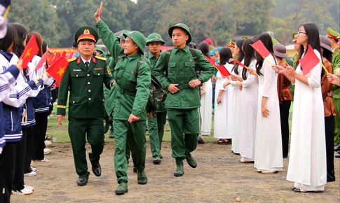 T&#226;n binh Nghệ An hồ hởi l&#234;n đường nhập ngũ