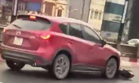 Video: Xe Mazda g&#226;y tai nạn bỏ chạy k&#233;o l&#234; xe m&#225;y tr&#234;n cầu Vĩnh Tuy, H&#224; Nội