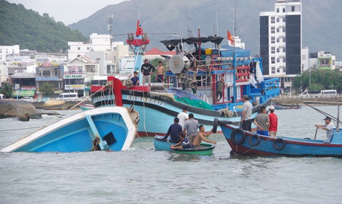 T&#224;u c&#225; Tấn T&#232;o ch&#236;m tr&#234;n biển Nha Trang, c&#242;n một ngư d&#226;n mất t&#237;ch