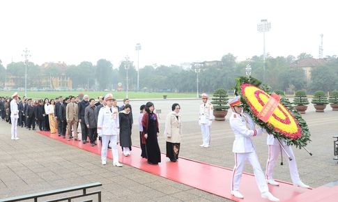 Kỷ niệm 70 năm Ng&#224;y Thầy thuốc Việt Nam: Đo&#224;n Đại biểu Bộ Y tế b&#225;o c&#244;ng d&#226;ng B&#225;c