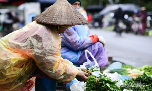 Tr&#249;m &#225;o mưa, đốt lửa mưu sinh trong gi&#225; r&#233;t ở H&#224; Nội