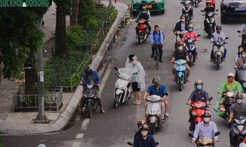 Thực hư th&#244;ng tin dừng xe m&#225;y mặc &#225;o mưa c&#243; thể bị phạt tới 14 triệu đồng