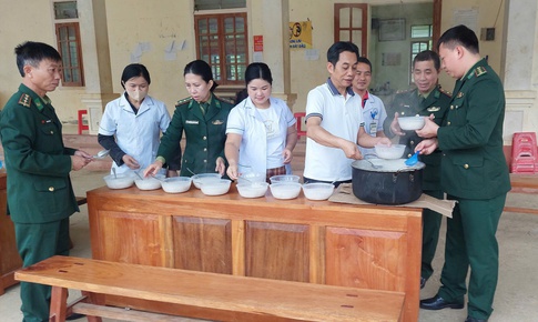 Y b&#225;c sĩ ‘đến từng ng&#245;, g&#245; từng nh&#224;’ vận động ti&#234;m ph&#242;ng sởi v&#224; nấu ch&#225;o dinh dưỡng cho trẻ v&#249;ng cao