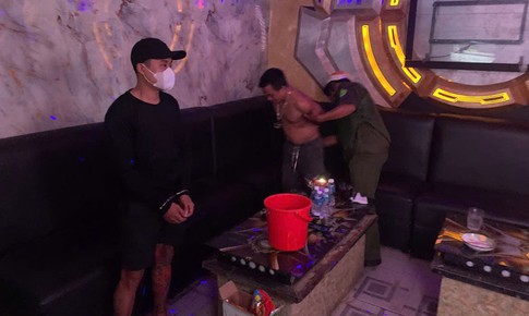 Bắt quả tang nhân viên quán karaoke cùng khách sử dụng ma túy