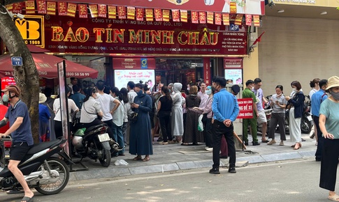 Giá vàng bất ngờ 'hạ nhiệt', người dân xếp hàng gom vàng nhẫn