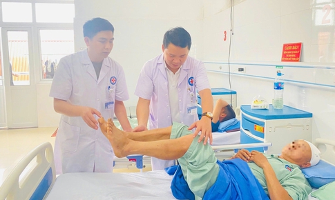 Tấm gỗ đổ vào đầu khiến người đàn ông chấn thương sọ não nặng