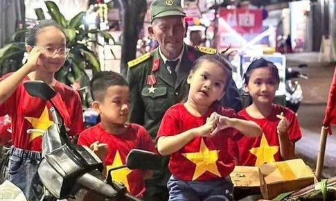 Xúc động lý do cựu binh U80 đi xe máy 1.400 km vào TPHCM xem diễu binh, diễu hành