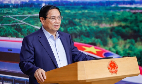 Thủ tướng yêu cầu 'thần tốc, táo bạo hơn nữa' trong phát triển đường sắt