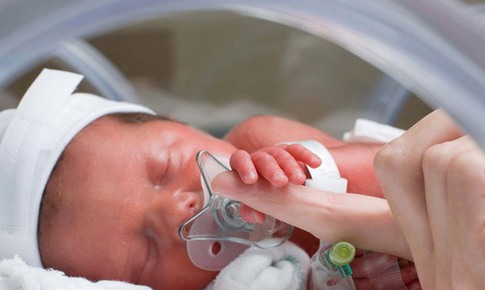 Dấu hiệu trẻ viêm phổi nặng cần đưa ngay đến bệnh viện