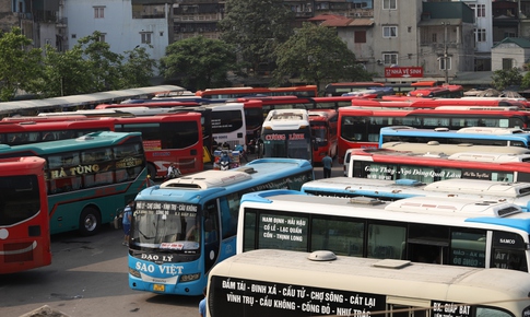 Dòng người ùn ùn đổ về bến xe trước nghỉ lễ 30/4, nhà xe tăng chuyến ứng phó