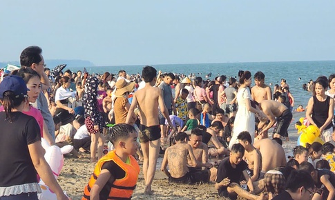 Biển Sầm Sơn ‘ken đặc’ du khách ngày nghỉ lễ đầu tiên