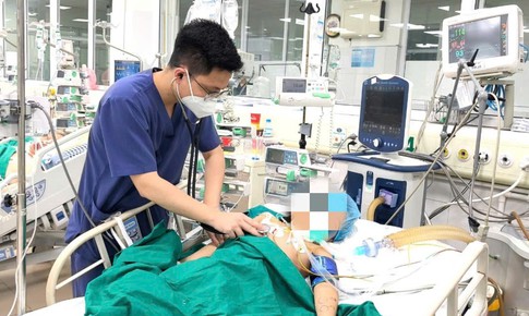 Mẩu gỗ nhỏ xíu đâm vào chân khi đá bóng khiến bé 7 tuổi co giật, nguy kịch