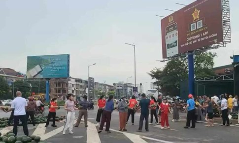Người dân chung tay giúp đỡ tài xế chở dưa hấu gặp nạn