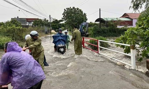 Vì sao TP.HCM hứng mưa lớn đột ngột gây ngập diện rộng?