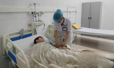 Đau bụng, nôn ra máu tươi, bé trai 9 tuổi bất ngờ được chẩn đoán xuất huyết tiêu hóa