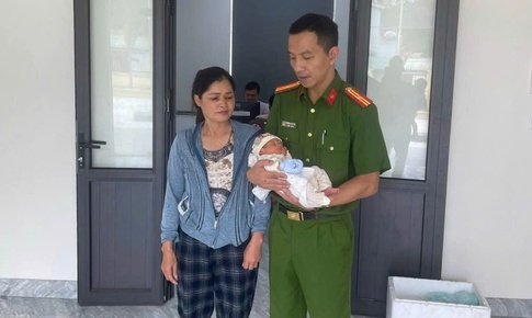 Tuần tra địa bàn, Thiếu tá công an xã phát hiện bé trai sơ sinh bị bỏ rơi