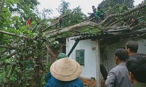 Khắc phục hậu quả lốc xoáy ở huyện miền núi Hà Tĩnh