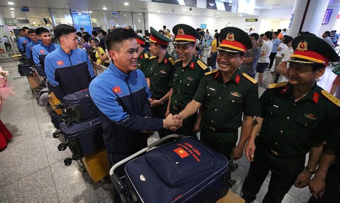 Ảnh: Đón đoàn quân nhân tham gia lễ duyệt binh tại Quảng trường Đỏ về Hà Nội