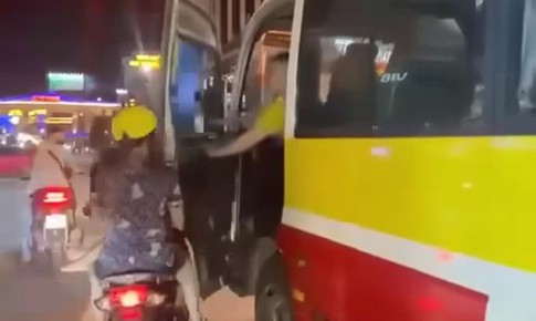 Xử phạt t&#224;i xế xe bu&#253;t đẩy cửa đập v&#224;o người đi xe m&#225;y