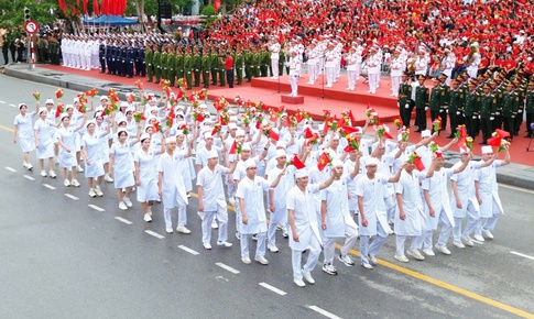 Rực rỡ sắc màu Lễ duyệt đội ngũ và diễu hành quần chúng chào mừng 70 năm Ngày Giải phóng Hải Phòng