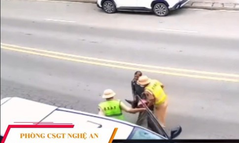 Cảnh sát dùng xe chuyên dụng đưa người đàn ông bất tỉnh bên lề đường đi cấp cứu