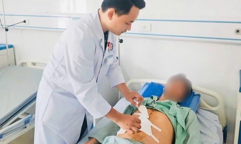Mắc chứng rối loạn lo âu, mất ngủ dài ngày, người đàn ông tự lấy dao đâm vào bụng mình