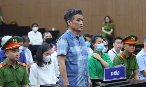 Túi hoa quả chứa 500 triệu mừng sinh nhật cựu Tổng cục trưởng Địa chất và Khoáng sản