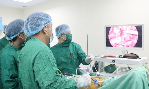Ca ghép thận đặc biệt ở Quảng Ninh, mẹ đẻ tự nguyện hiến cho con