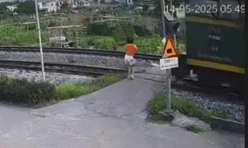 VIDEO: Băng qua đường sắt không quan sát, cô gái bị tàu hỏa hất văng