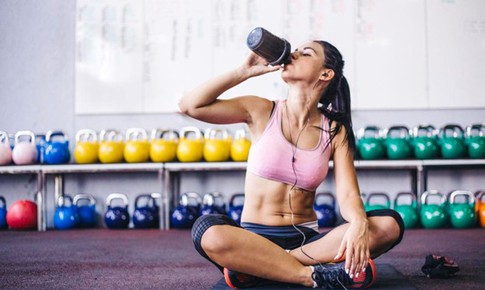 Đồ uống thể thao có lợi gì khi tập luyện?