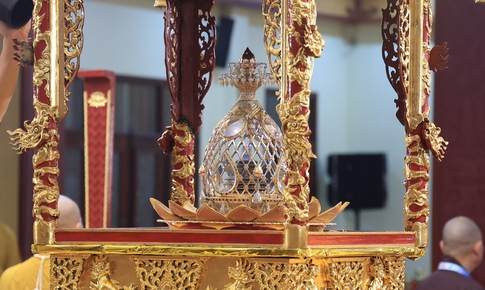 Cận cảnh x&#225; lợi Đức Phật tại ch&#249;a Qu&#225;n Sứ, người d&#226;n th&#224;nh k&#237;nh chi&#234;m b&#225;i