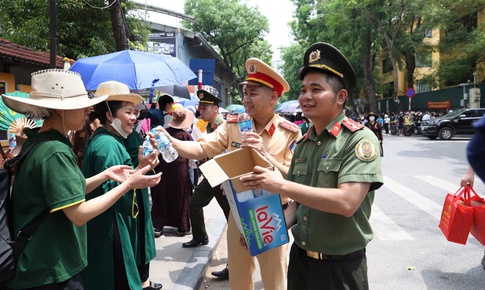 C&#244;ng an H&#224; Nội bảo đảm trật tự, an to&#224;n cho người d&#226;n chi&#234;m b&#225;i x&#225; lợi Phật